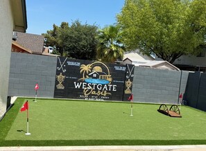 A Westgate Oasis sign with a golf course backdrop, a red flag, and a wooden cart. - Beautiful 3-bedroom house with pool & game room in charming Glendale (Glendale)