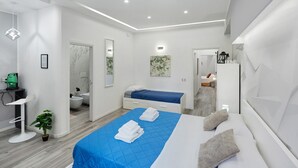 Ein modernes Schlafzimmer mit einem Bett, einem Schreibtisch und einem Badezimmer.