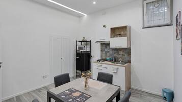 Coffee/tea maker, fridge, microwave, stovetop