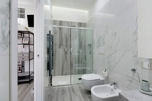 Dusche, Haartrockner, Handtücher