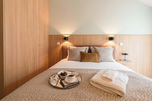 A hotel room with a bed, a tray with breakfast items, and a neatly folded towel. - 3 Comfy Houses by HostWise (Porto)