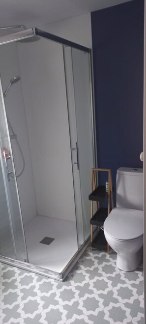 Een haardroger, handdoeken, zeep, toiletpapier
