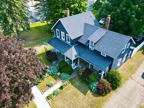 The Darling Duplex South: Six guests. Three bedrooms. One full bathroom.