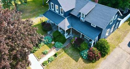 The Darling Duplex South: Six guests. Three bedrooms. One full bathroom.