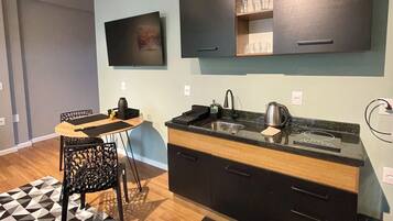Comfort Studio, City View | Private kitchen | Full-size fridge, microwave, stovetop, cookware/dishes/utensils