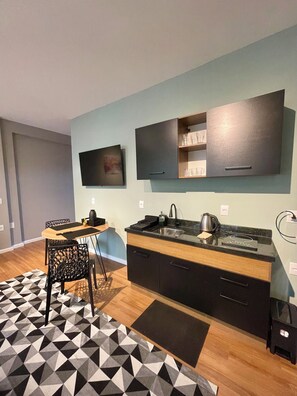 Comfort Studio, City View | Private kitchen | Full-size fridge, microwave, stovetop, cookware/dishes/utensils - Zoe  (Foz do Iguaçu)