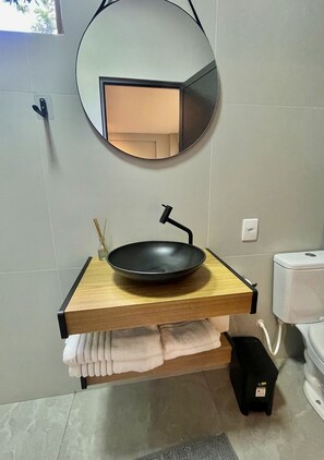 Comfort Studio, City View | Bathroom | Shower, free toiletries, hair dryer (on request), towels - Zoe  (Foz do Iguaçu)