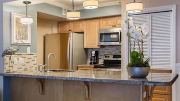 Coffee/tea maker, fridge, microwave, oven