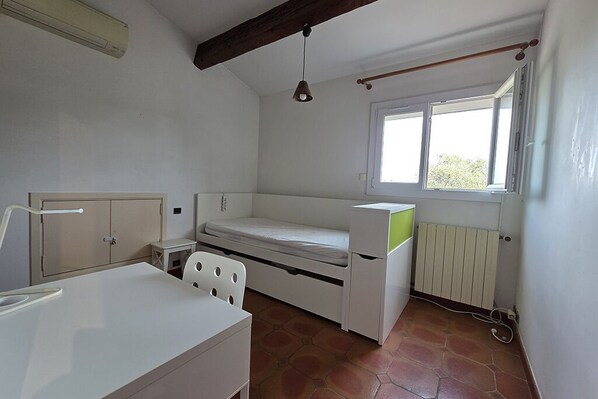 2 bedrooms, iron/ironing board, WiFi (free), bed sheets
