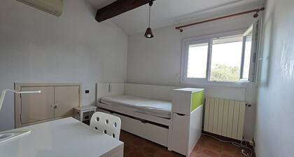 Family suite in a quiet villa with a 50-square-meter pool near Les Sablettes Beach
