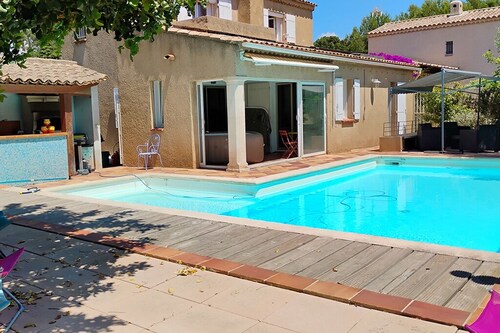 Family suite in a quiet villa with a 50-square-meter pool near Les Sablettes Beach