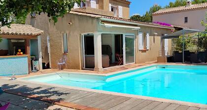 Family suite in a quiet villa with a 50-square-meter pool near Les Sablettes Beach