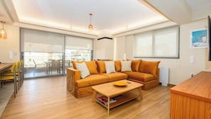 Una sala de estar moderna con sofá, mesa de centro y comedor.