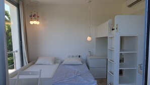 Een moderne slaapkamer met een bed, nachtkastjes, een garderobe en een hanglamp.