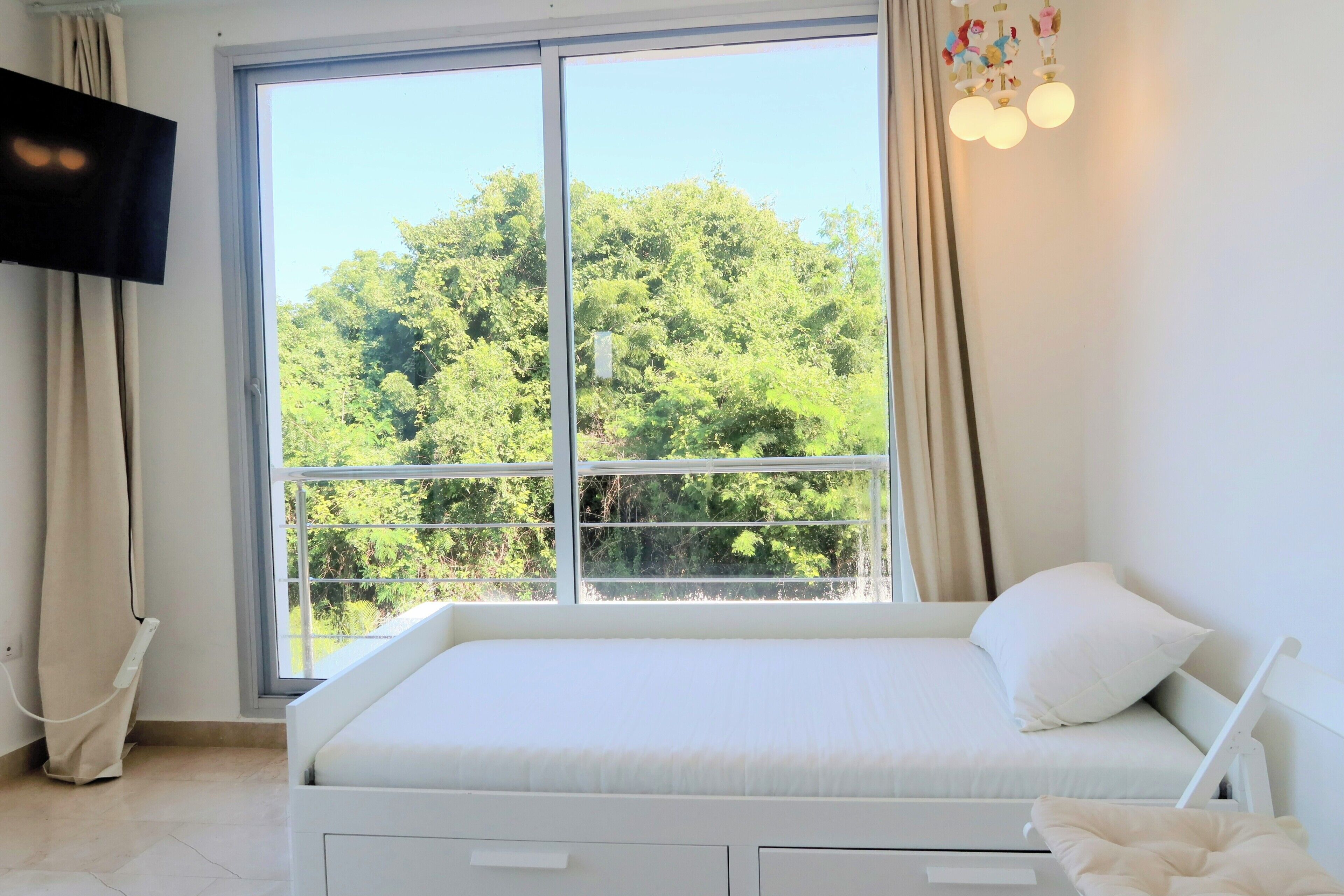 4 habitaciones, tabla de planchar con plancha, wifi y ropa de cama 