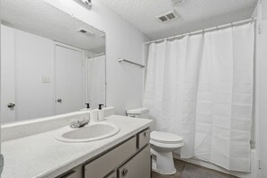 Ducha, secador de pelo, toallas y champú