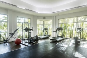 Ein Fitnessraum mit Laufbändern, Kraftgeräten und einem roten Trainingsball.