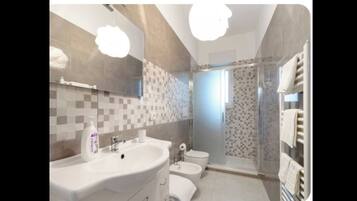 Doccia, asciugacapelli, bidet, asciugamani