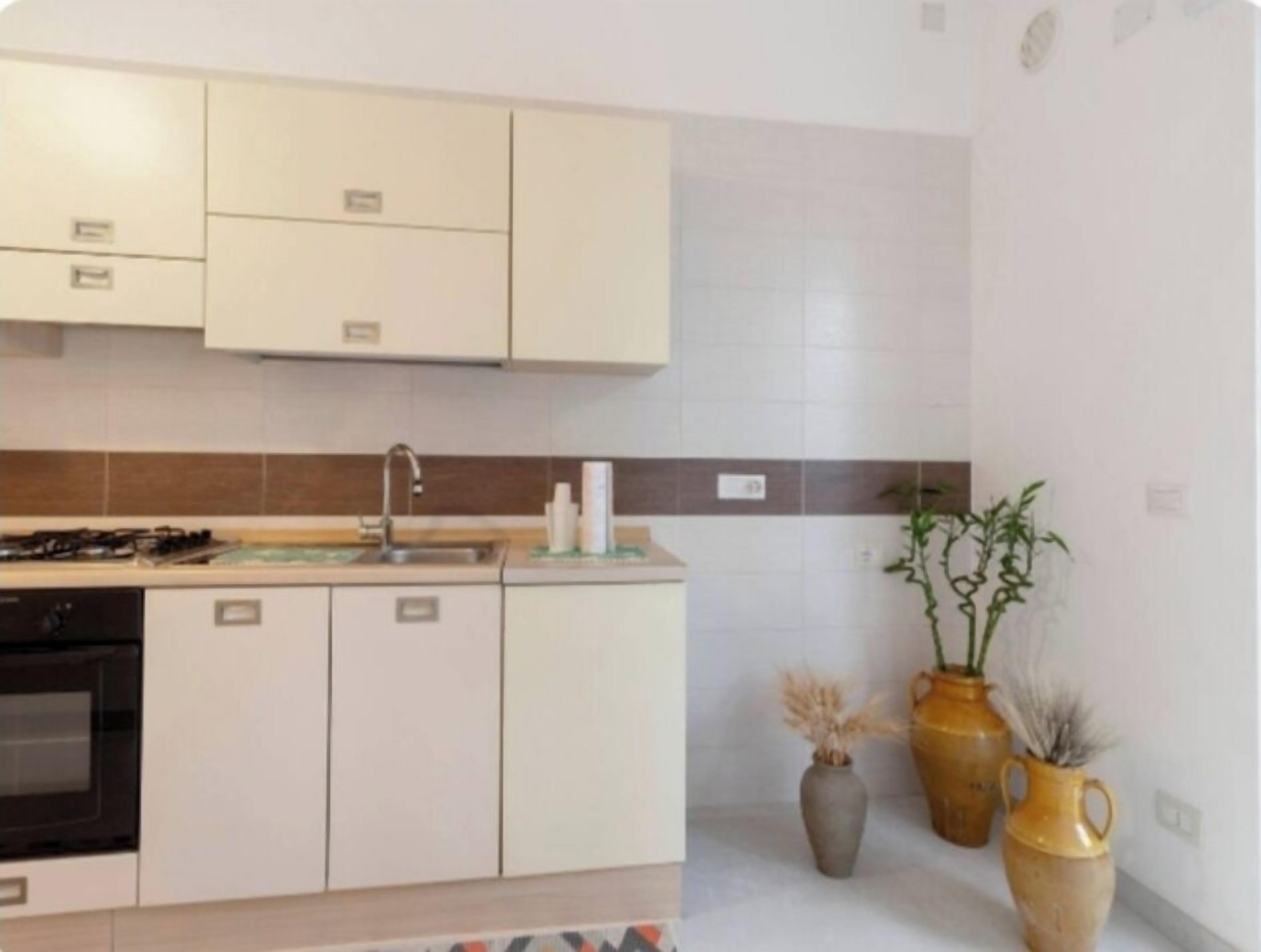 Wasserkocher mit Kaffee-/Teezubehör, Kühlschrank, Ofen, Herdplatte