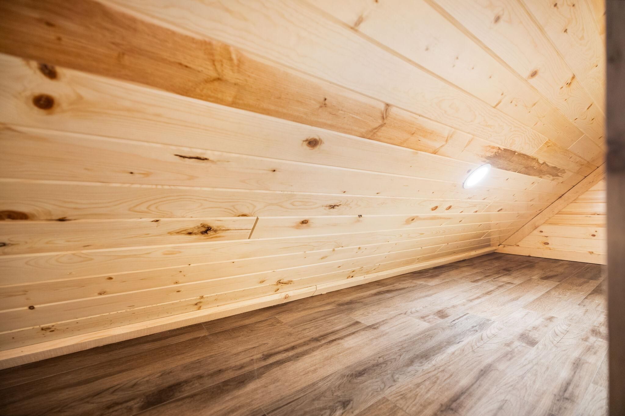 Un interior de madera con paredes de listones y suelo de madera.