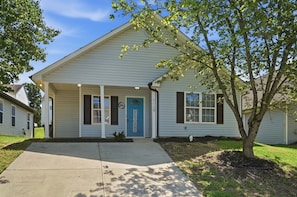 A single-story house with a front porch, a blue door, and a mailbox. - Cowboy pool Hot tub Boho Charlotte (Charlotte)