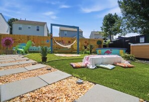 A backyard with a hammock, a pool, and a table with a tablecloth. - Cowboy pool Hot tub Boho Charlotte (Charlotte)
