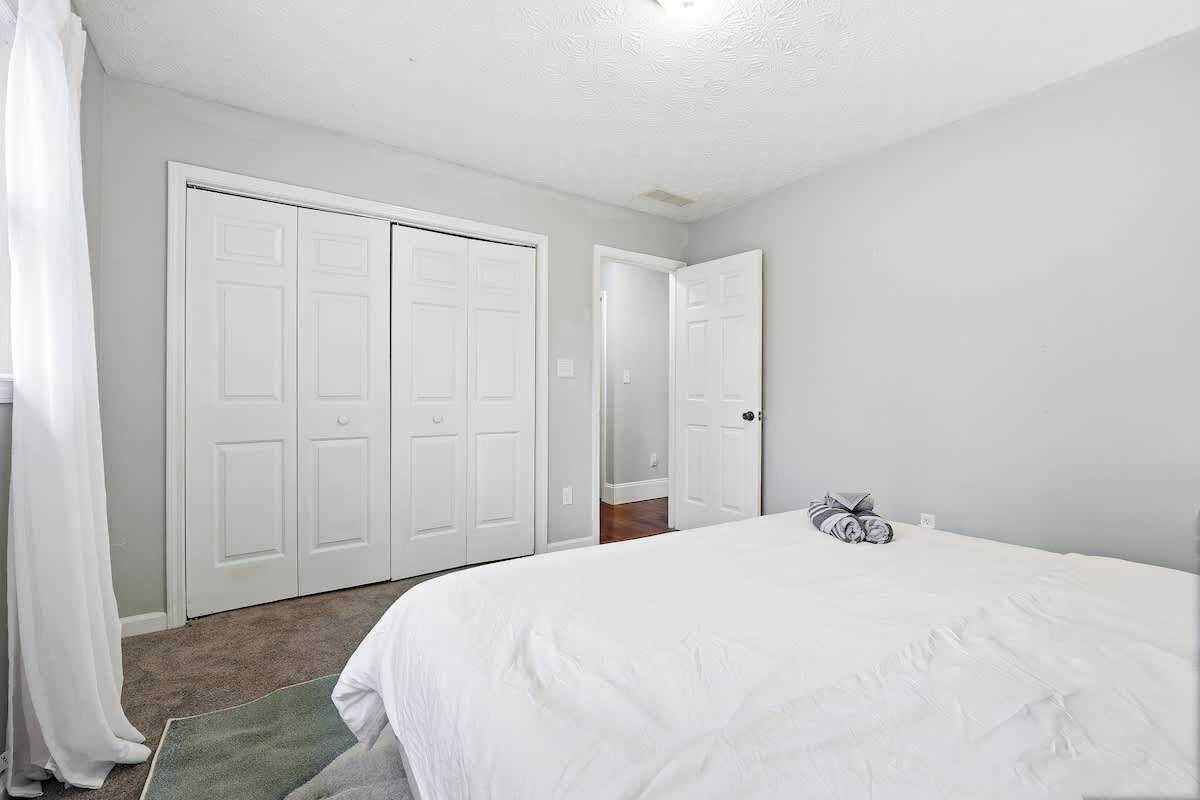 Iron/ironing board, travel crib, WiFi, bed sheets