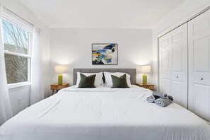 Tabla de planchar con plancha, cuna de viaje, wifi y ropa de cama 