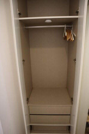 A closet with a hanging rod and a shelf. - Montebelo I (Porto)