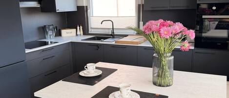 Coffee/tea maker, fridge, oven, stovetop