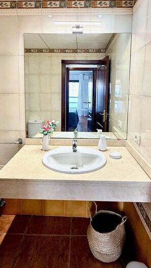 Hair dryer, towels, soap, toilet paper - Vrbo Property (Golf del Sur)