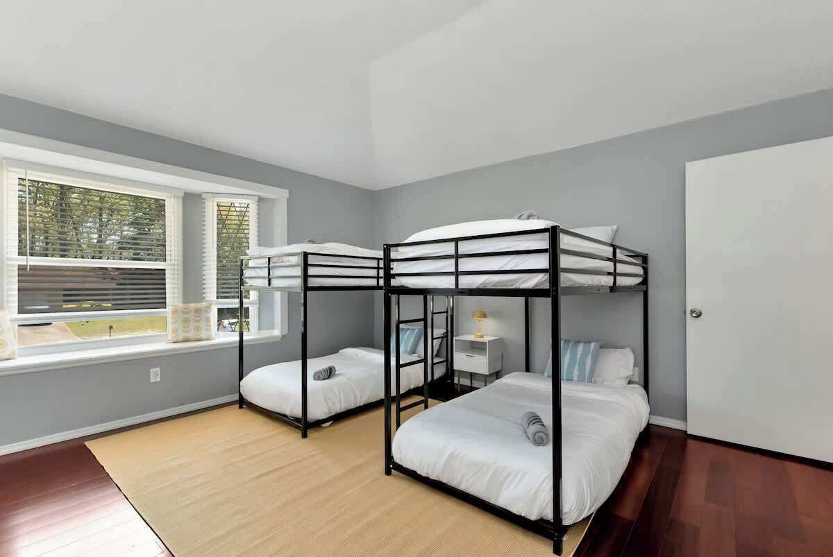 Iron/ironing board, travel crib, WiFi, bed sheets