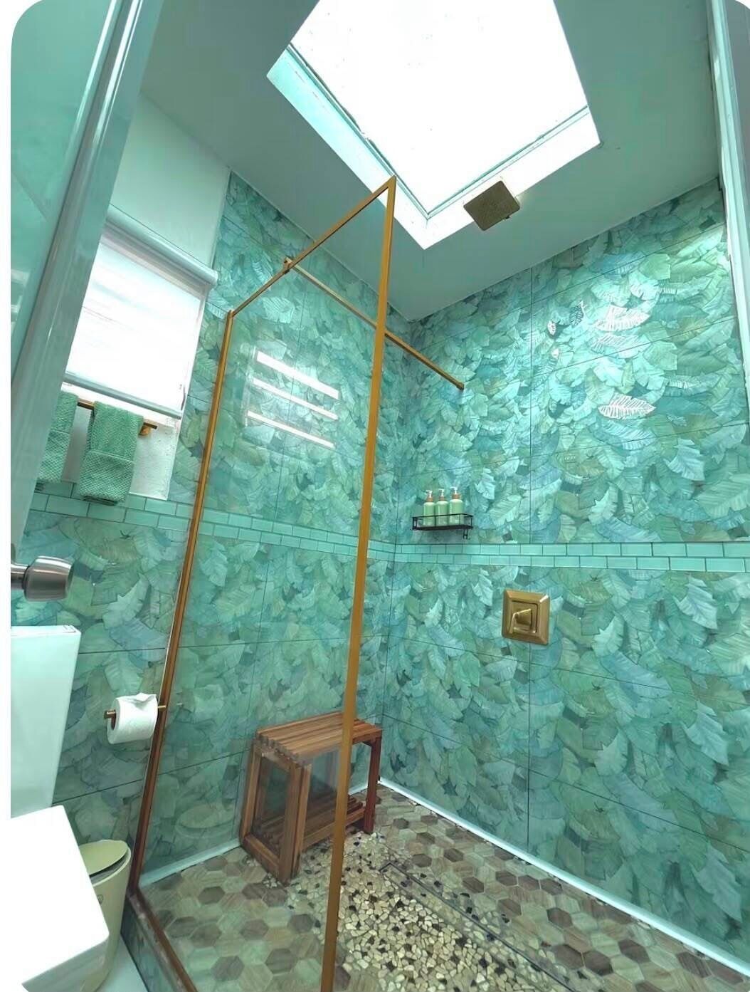 Serviettes fournies, papier toilette