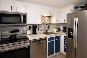 Coffee/tea maker, fridge, microwave, oven - SC 1404: Summer MTB Escape - Ride, Relax & Pool Fun (Snowshoe)