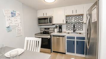Coffee/tea maker, fridge, microwave, oven