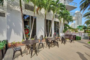Outdoor dining - Luxury Penthouse | Ocean & Canal Views, Pool & Gym 3306 (Hallandale Beach)