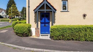 A building with a blue door, a small window, and a triangular roof. - Modern Home nr Exeter, Garden & Private Parking (Bradninch)