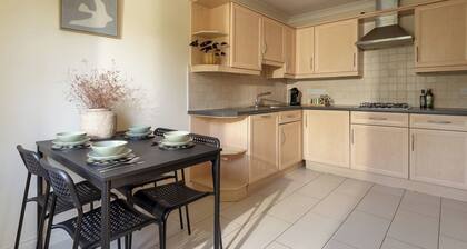 Modern Home nr Exeter, Garden & Private Parking