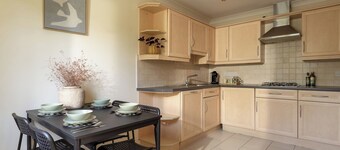 Modern Home nr Exeter, Garden & Private Parking