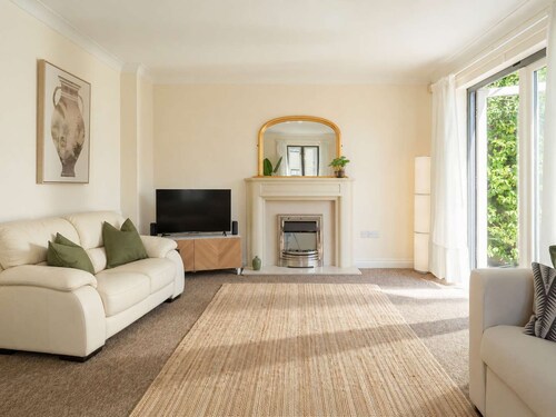 Modern Home nr Exeter, Garden & Private Parking