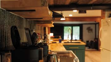 Coffee/tea maker, fridge, microwave, oven