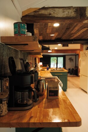 Coffee/tea maker, fridge, microwave, oven - Lakefront Cabin Near Duluth (Duluth)