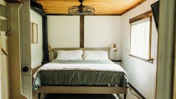 2 bedrooms, desk, iron/ironing board, travel crib
