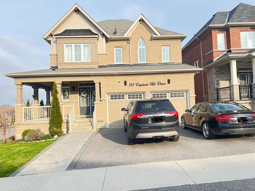 Relaxing 4-bedroom Retreat in Bowmanville, Clarington