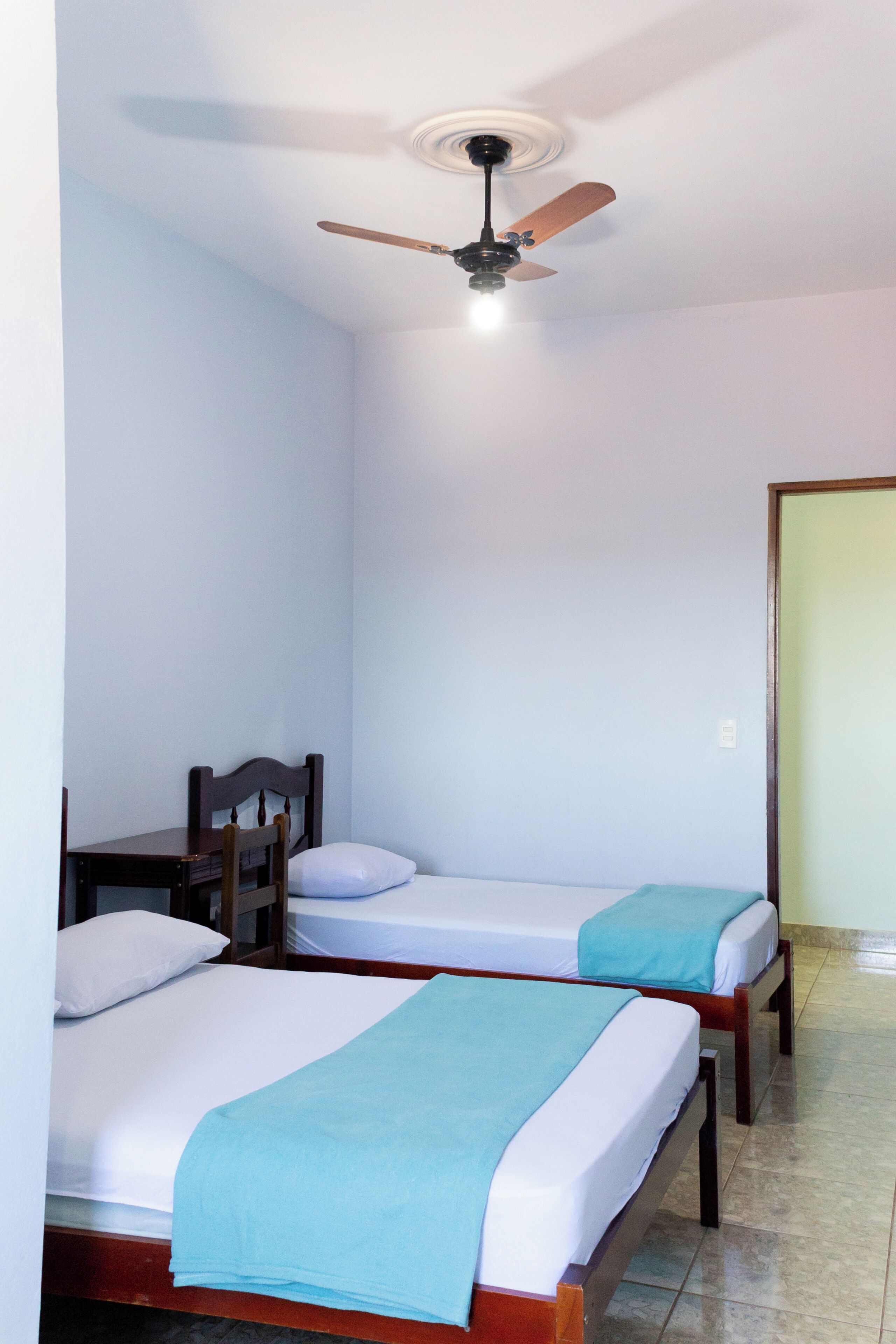 Habitación triple básica, baño privado | Escritorio, espacio para trabajar con laptop y wifi gratis 