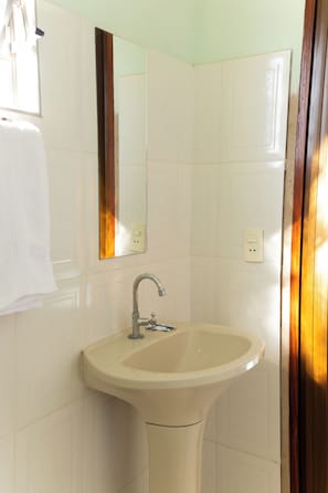 Regadera, amenidades de baño gratuitas, toallas, jabón 