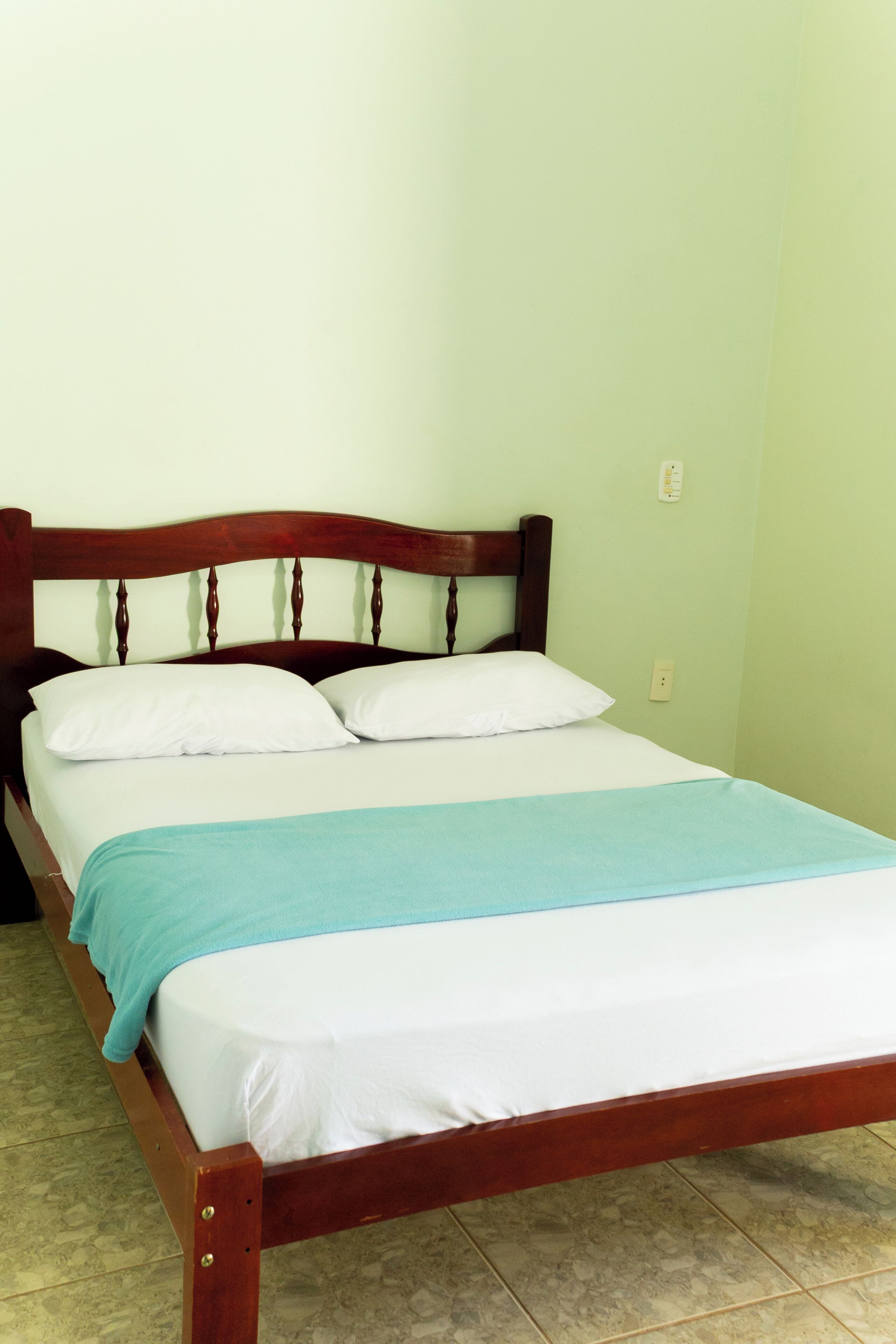 Habitación básica doble | Escritorio, espacio para trabajar con laptop y wifi gratis 