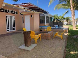 Terrace/patio - Cozy Poolside Retreat| AC, WiFi & Near Beach (Playa Agua Blanca)