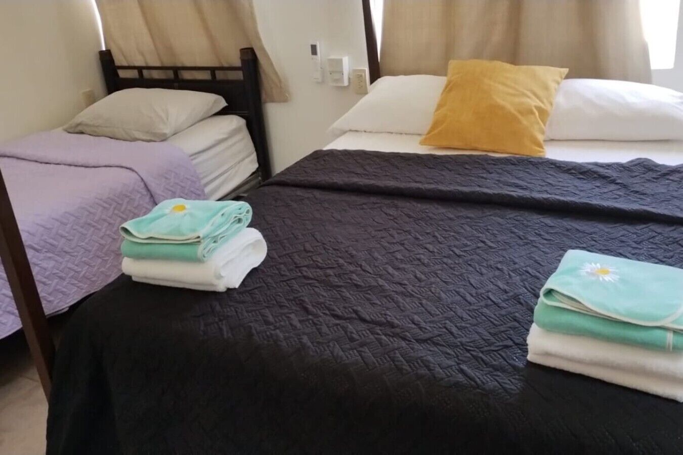 Escritorio, tabla de planchar con plancha, wifi y ropa de cama