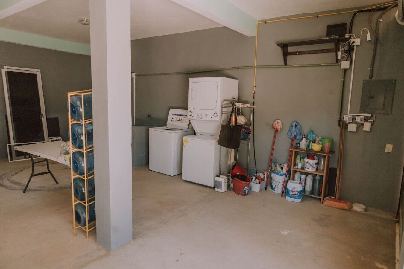Una sala amb rentadores, un tendal i productes de neteja.